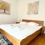 Charming Flat Near Lake - Fb7